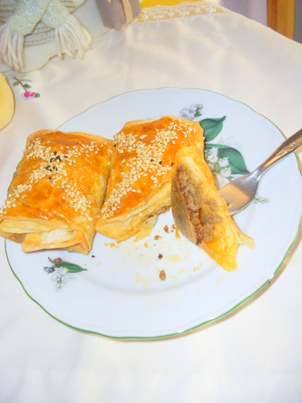 SEVGİLERİMLE&hellip; şirin bir ev ve sıcacık bir börek)