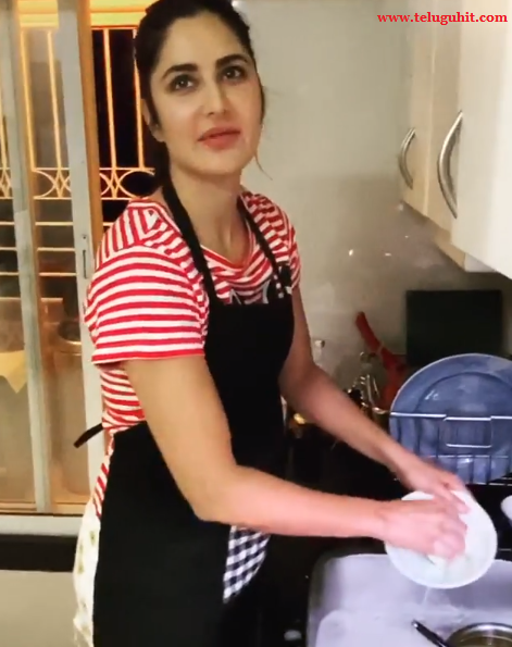 katrina-kaif-teaches-how-to-wash-utensils.PNG (471×595)