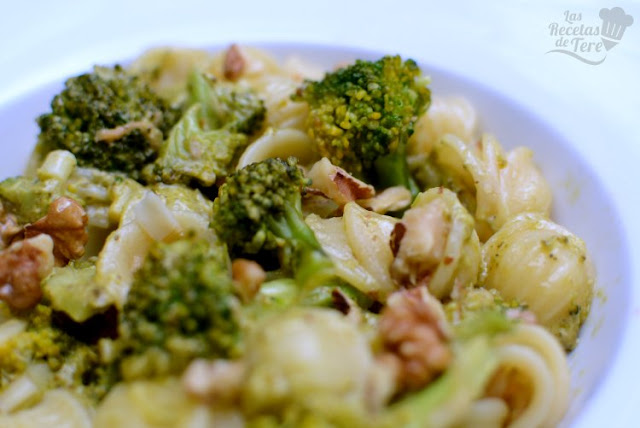 Orecchiette con verduras y pesto