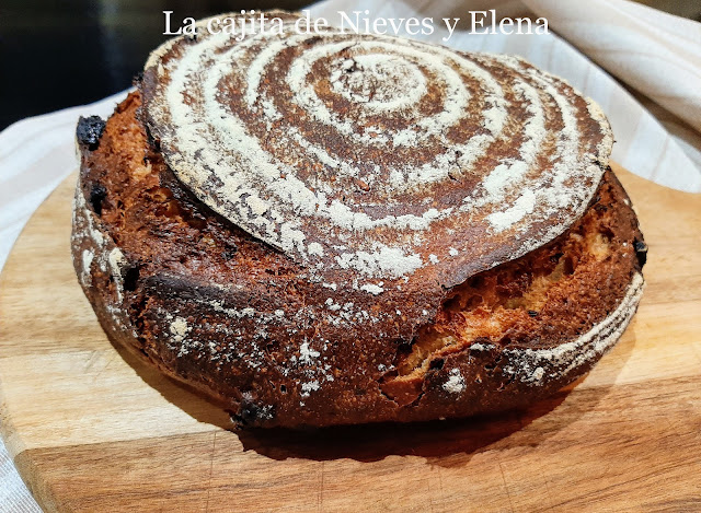 Pan de trigo, centeno y avena con lavanda y pasas con masa madre