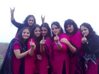Cute Pakistani College Girls Picture Gellery 1