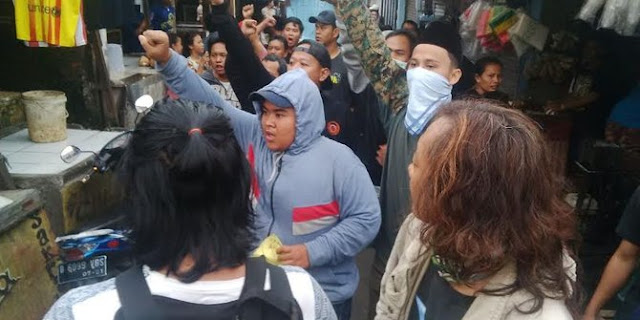 Niat Blusuk`an ke Kebon Jeruk, Ahok Malah Diserang Warga Niat Blusuk`an ke Kebon Jeruk, Ahok Malah Diserang Warga
