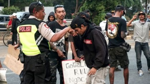 Anak Punk Demo di DPR, Aksi 15 Menit Lalu Cium Tangan Polisi