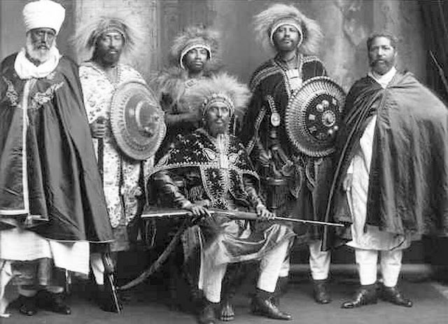 Группа абиссинских воинов