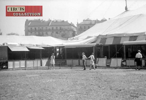 les roulottes cages des fauves du Cirque Knie  a l'arrière du chapiteau