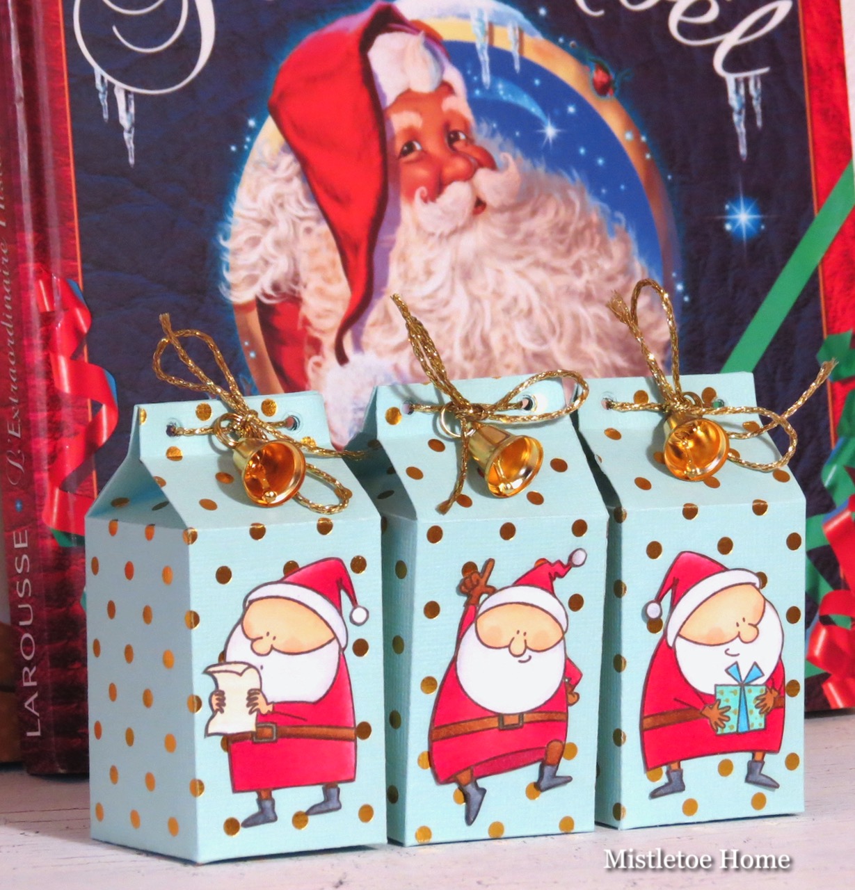 Mistletoe Home : Mini treat boxes decorated with Santa