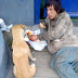 Un sans-abri cède une partie de son repas à un chien errant : celui qui a peu est vraiment plus altruiste