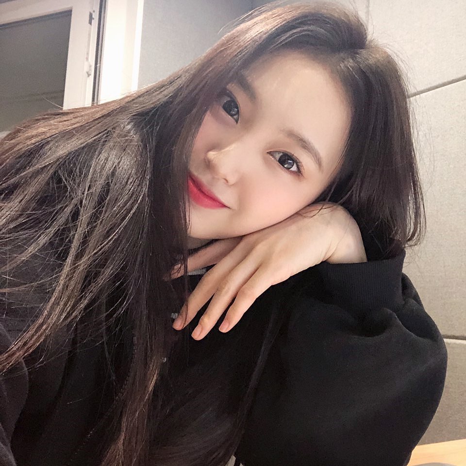 Knetz praise WEEEKLY maknae Zoa's beauty at such a young age and in