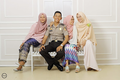 foto bahagia bersama keluarga dengan menggunakan gamis ria miranda