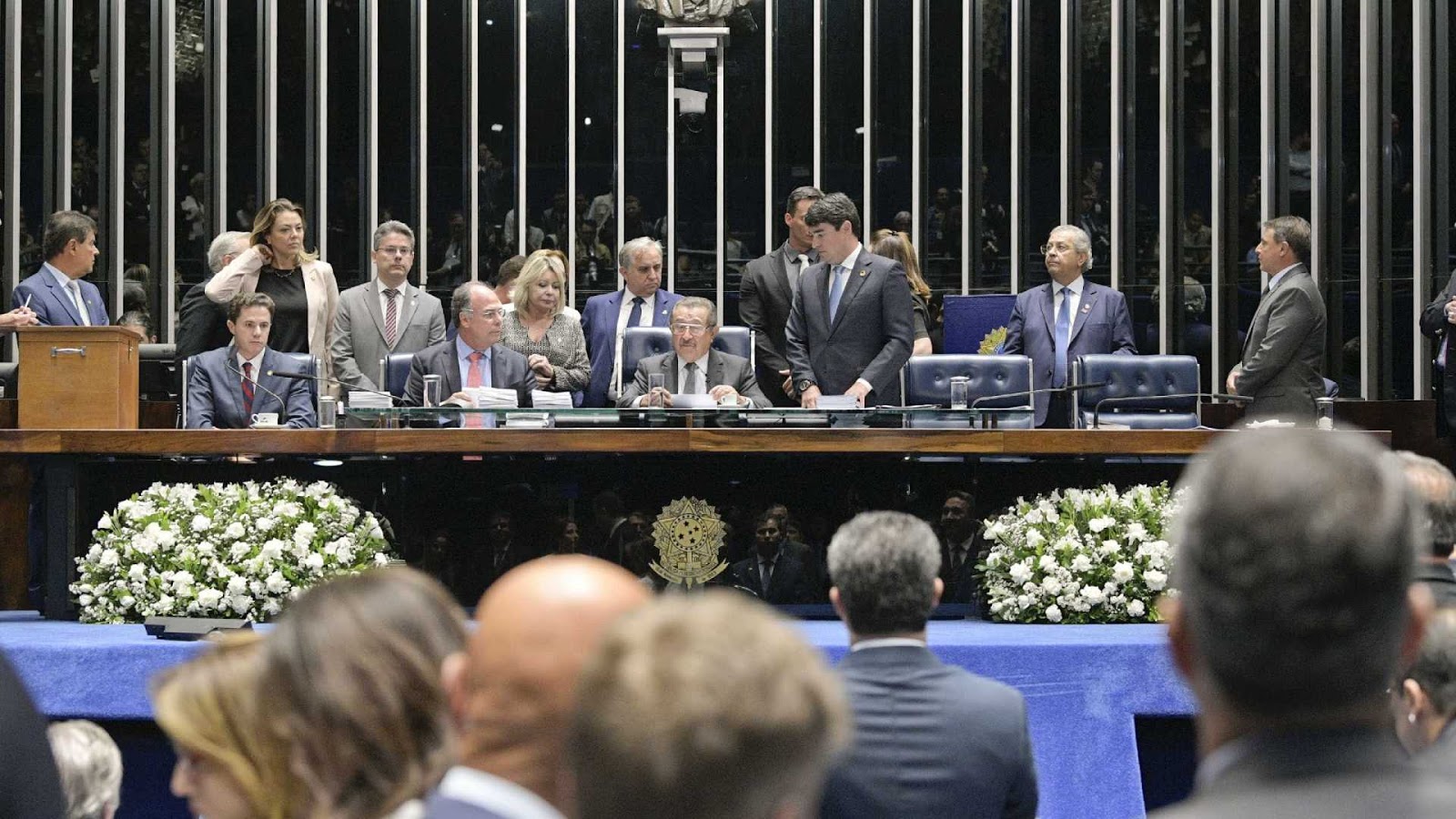 Por suspeita de fraude, cédulas são rasgadas e Senado tem nova votação; assista ao vivo