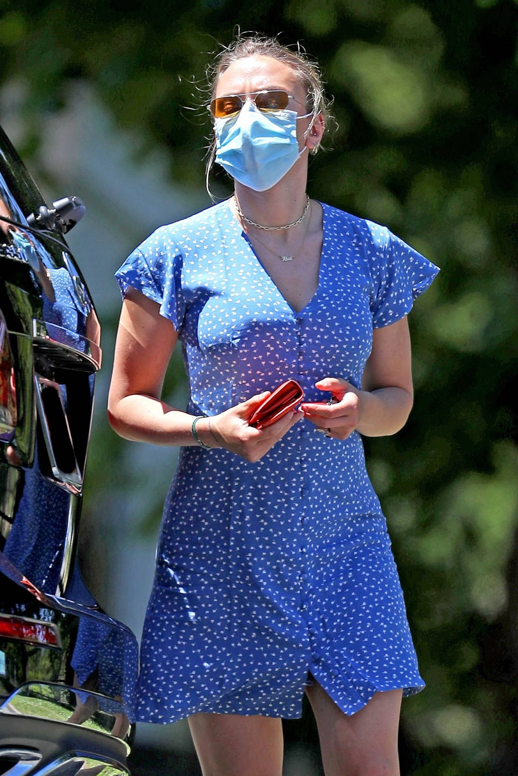 CelebPot: Scarlett Johansson in Blue Mini Dress Cleaning her SUV in The