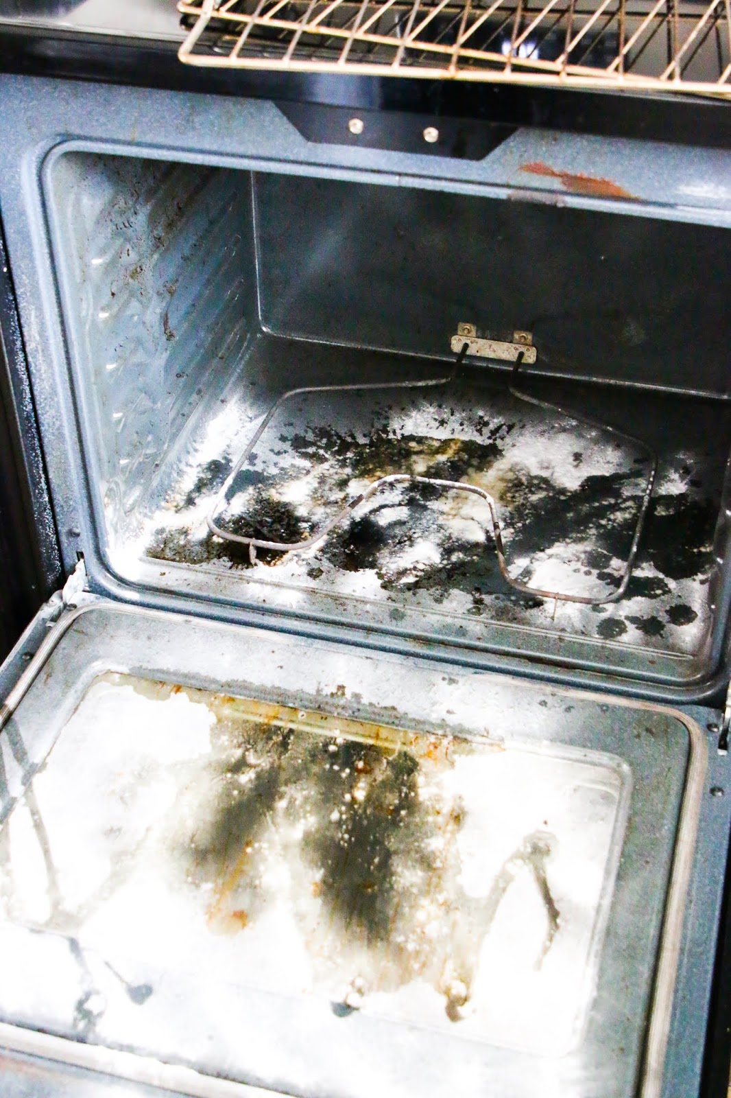 How to Clean an Oven: Easy 5 Step Guide with Pictures