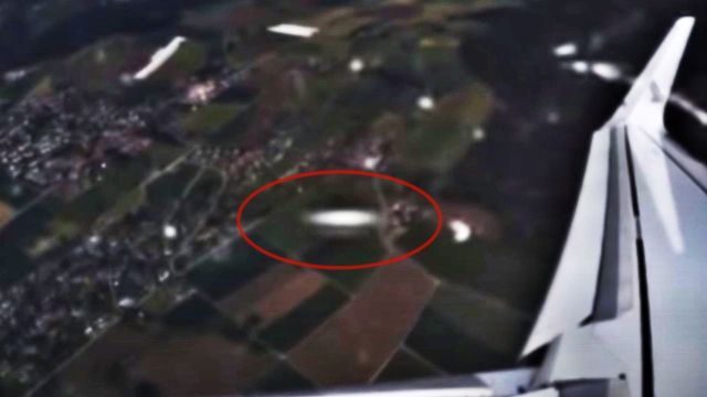 Near collision with UFO captured on camera by airline passenger  Near-collision-%2Bufo-plane
