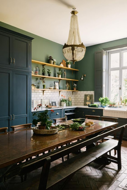 Eye For Design: How To Create A Trendy Dark Green Kitchen