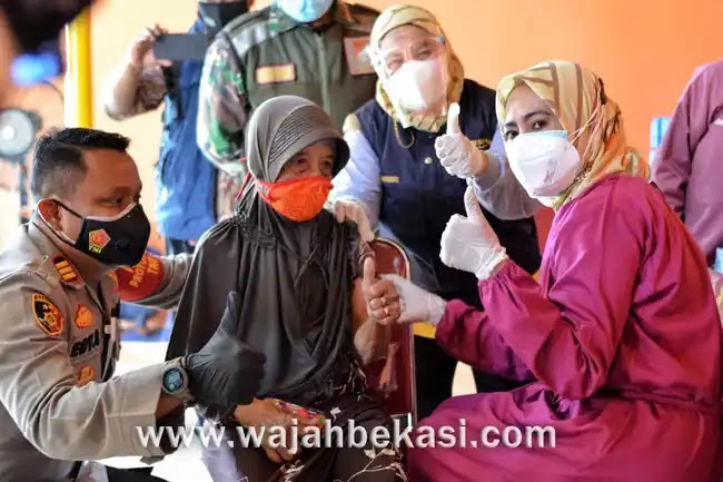 Seorang Nenek Digendong Kapolsek Demi Mengikuti Vaksinasi Seorang Nenek Digendong Kapolsek Demi Mengikuti Vaksinasi