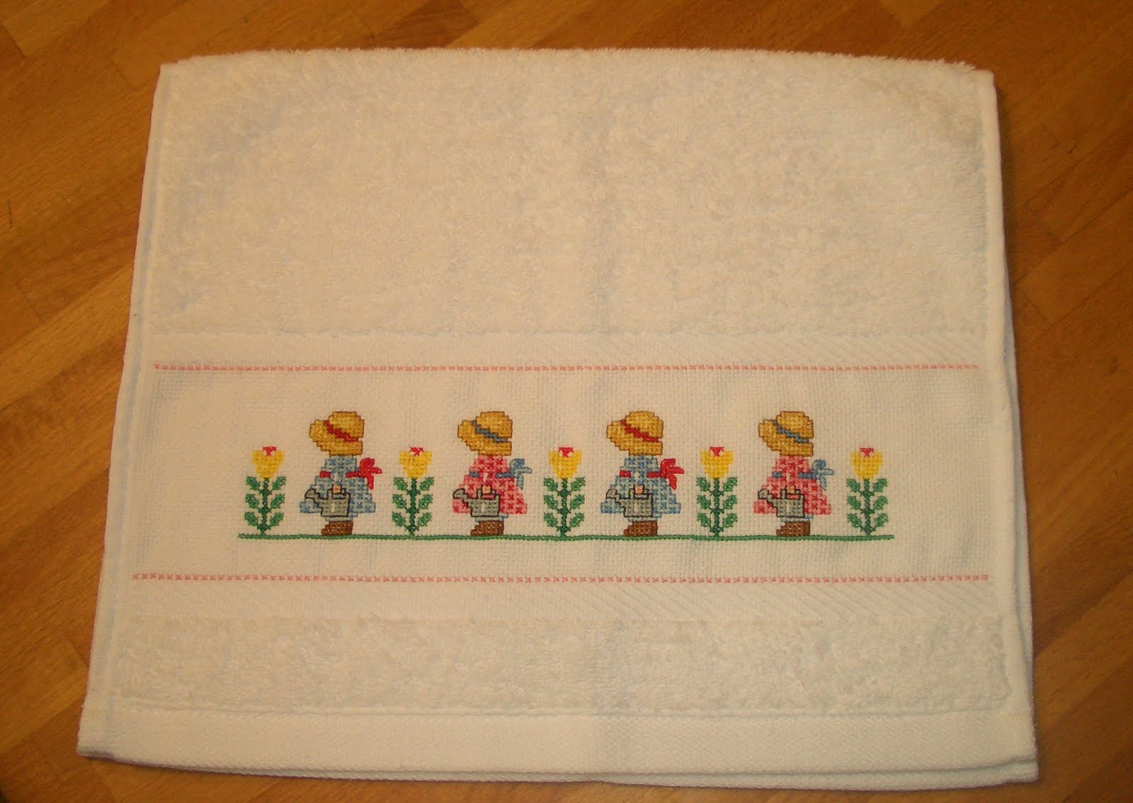 De puntadas y otros enredos: Toalla bordada a punto de cruz