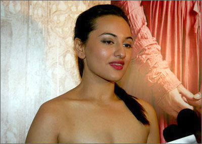 Sonakshi Sinha Ki Sexx Video - Movies Blog: Hot Sonakshi Sinha in Joker Movie | Wallpaper Photos