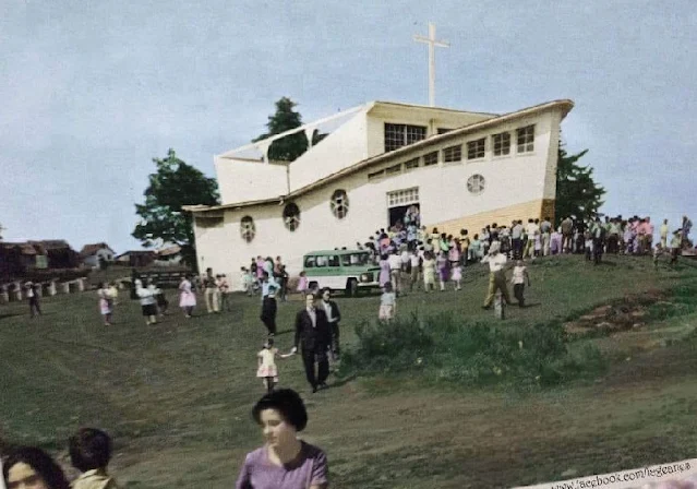 Outra vista da igreja, só que antiga