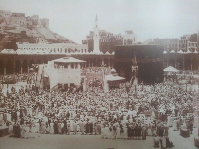 صورة  الصلاة حول الكعبة عام 1889م