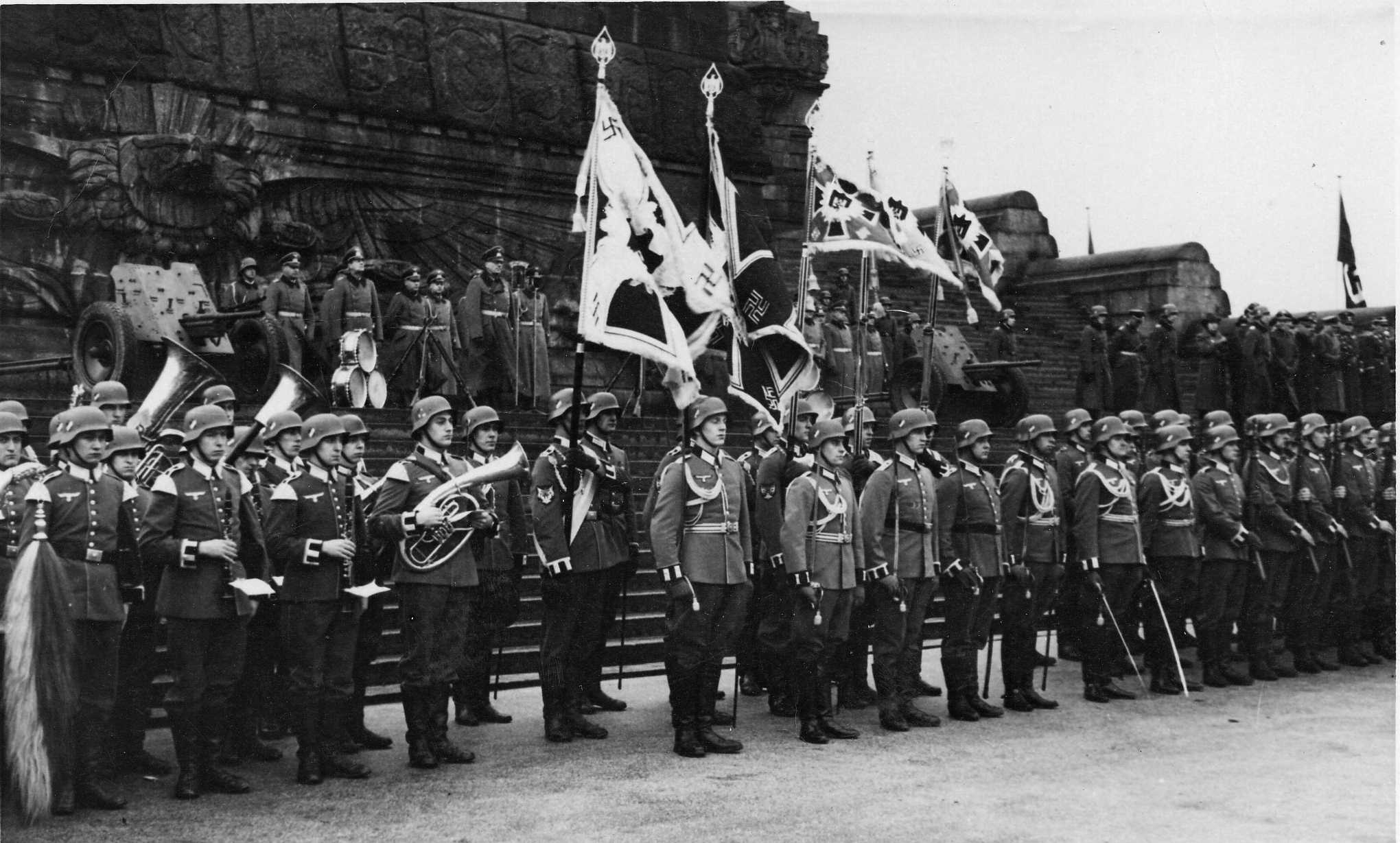 Фашистская германия парад. Марширующие солдаты третьего рейха. Немецкий парад. Парад немецких войск.
