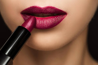 பெண்கள் அனைவரும் lipstick உபயோகிப்பது நாம் அறிந்ததே அவர்கள் தங்களுடைய வாழ்நாளில் 3.14 கிலோ lipstick -