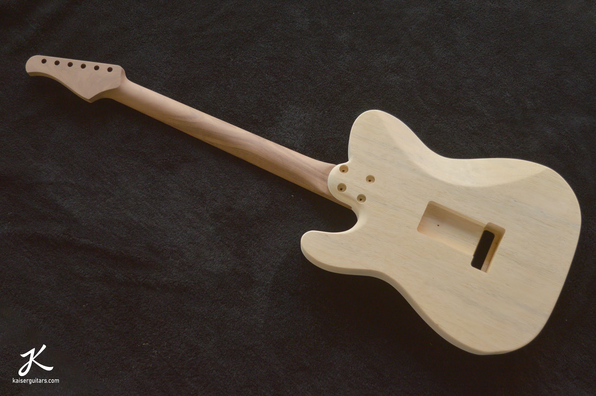TL com Herringbone Binding Kaiser Guitars Corpos e braços usinados