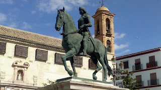 Fuente: https://malagapedia.wikanda.es/wiki/Archivo:Fernando_de_Antequera_plza_Coso_Viejo.jpg Estatua de Fernando de Antequera, en Antequera (Málaga)
