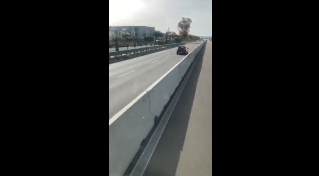 Video shock auto viaggia contromano sulla