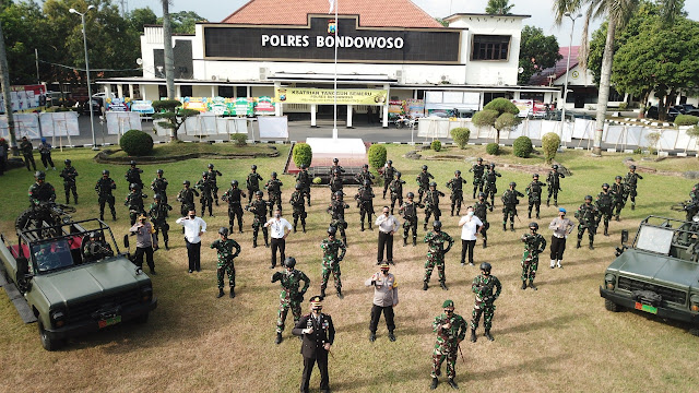 Beri Kejutan di HUT Bhayangkara, Puluhan Anggota TNI "Serbu" Mapolres Bondowoso