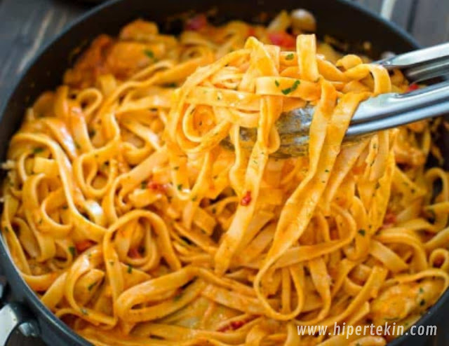 FETTUCCINE WITH ROASTED PEPPER SAUCE