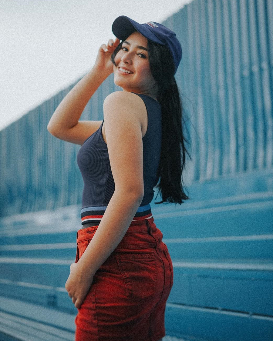 Amanda Manopo pakai tanktop hitam dan topi manis OOTD Kece badai