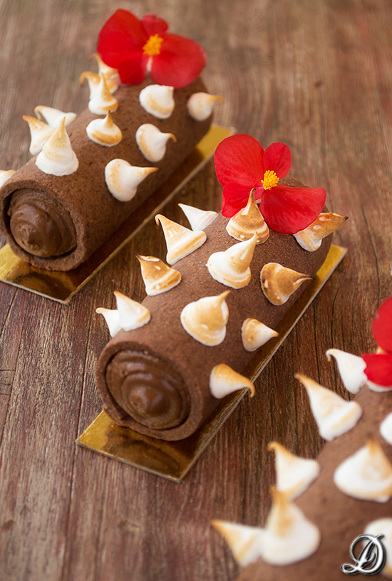 Cilindros de Sablée de Cacao y Pimienta de Sichuan rellenos de Ganache de Chocolate y Lima