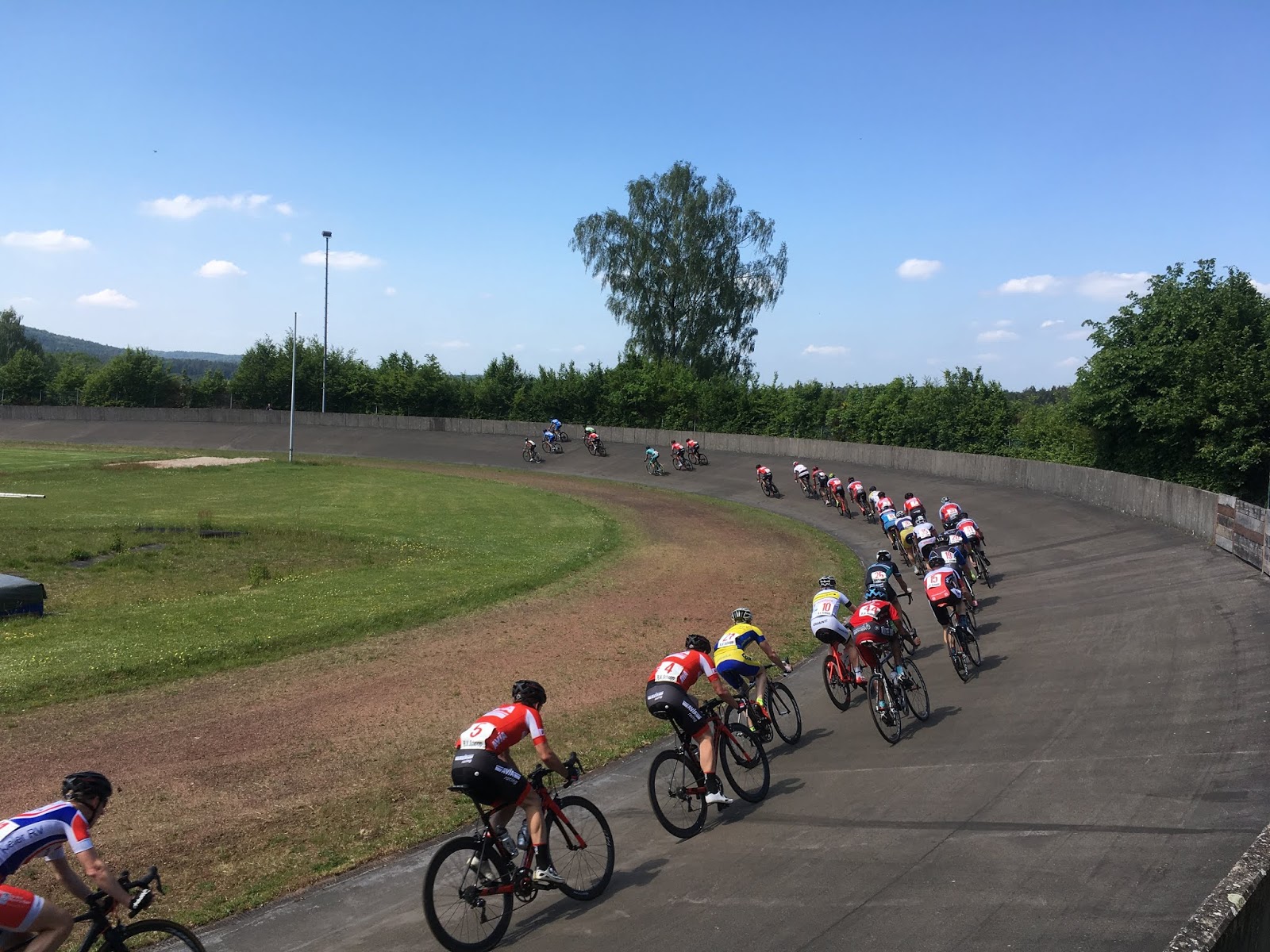 Unterlenker Kriterium auf der Radrennbahn
