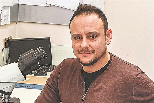  Όταν θα απουσιάζει ο  Σ. Τσιόδρας θα αντικαθίσταται από τον επίκουρο καθηγητή Γκίκα Μαγιορκίνη