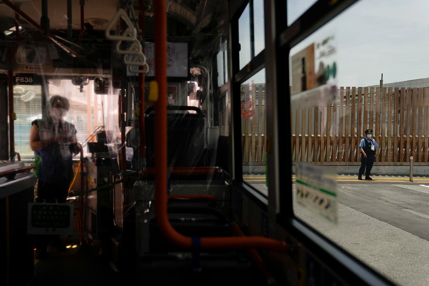 Ghi chép từ cửa sổ xe buýt của một nhiếp ảnh gia AP tại Thế vận hội Tokyo 2020