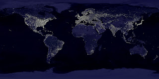 NASA tarafından, çok sayıda fotoğraf bir araya getirilerek oluşturulmuş, yeryüzünün birleşik gece görüntüsü. Parlak ışıklı bölgelerde insan eliyle yapılmış aydıntlatmalar görülüyor. Avrupa, Hindistan, Japonya, Nil boyu ve Amerika ile Çin'in doğu kesimlerindeki yoğun nüfuslanma net olarak anlaşılabilirken Orta Afrika, Orta Asya, Amazonlar ve Avustralya'da seyrek yerleşimler göze çarpıyor.