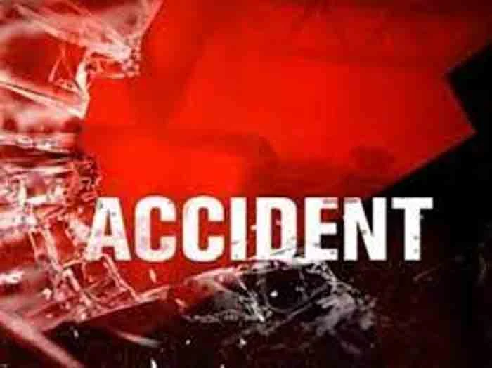 Vehicle collision in front of Chathannur police station; 4 vehicles including 3 cars and a scooter were hit; 2 injured, Thiruvananthapuram, News, Local News, Kollam, Accident, Injured, Police Station, Kerala