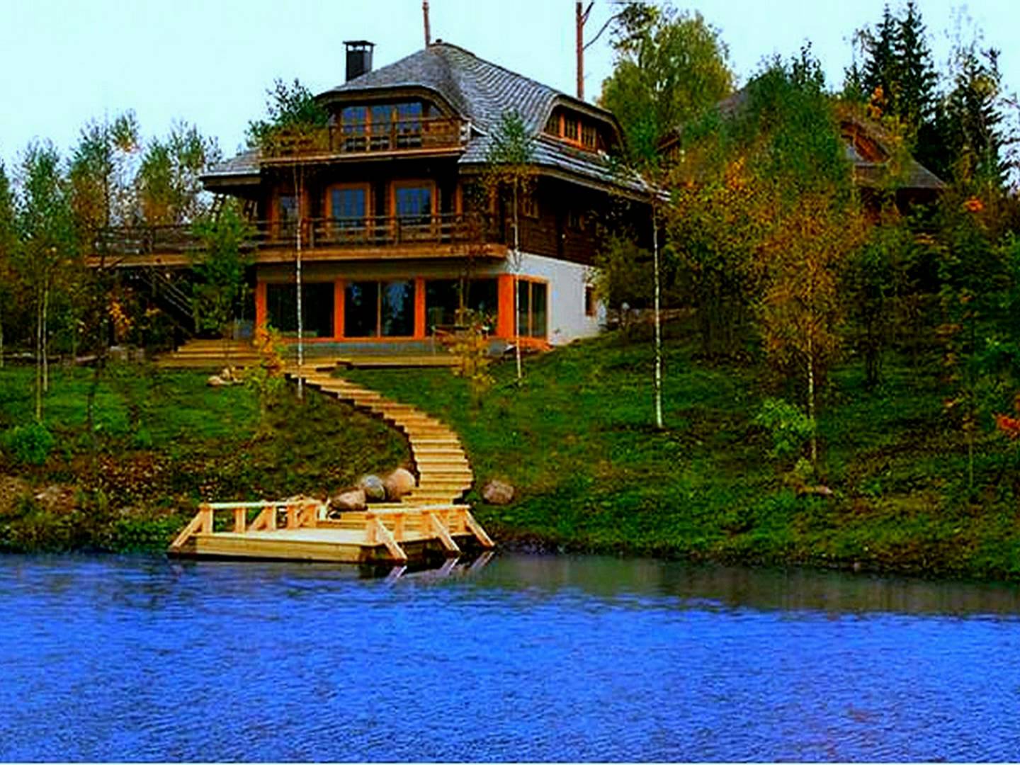 Деревянный дом на реке. Аматциемс Латвия. Элитный поселок Аматциемс. Экопоселение Аматциемс. Аматциемс город солнца.