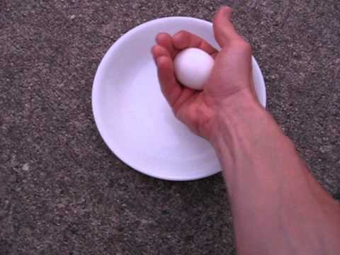 Как правильно разбивать яйца. Разбить яйцо одной рукой. Сломать яйцо одной рукой. Приспособление для разбивания яиц одной рукой. ЧЕЛЛЕНДЖ яйцо ладонями.