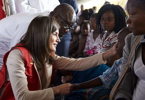 The cyclone affected the center of Mozambique and hit its second most populated city, Beira. Queen Letizia is wearing Hugo Boss