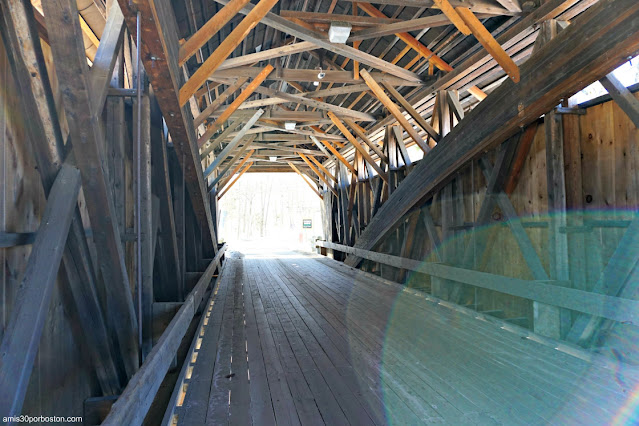 Interior del Blair Covered Bridge en Campton, New Hampshire