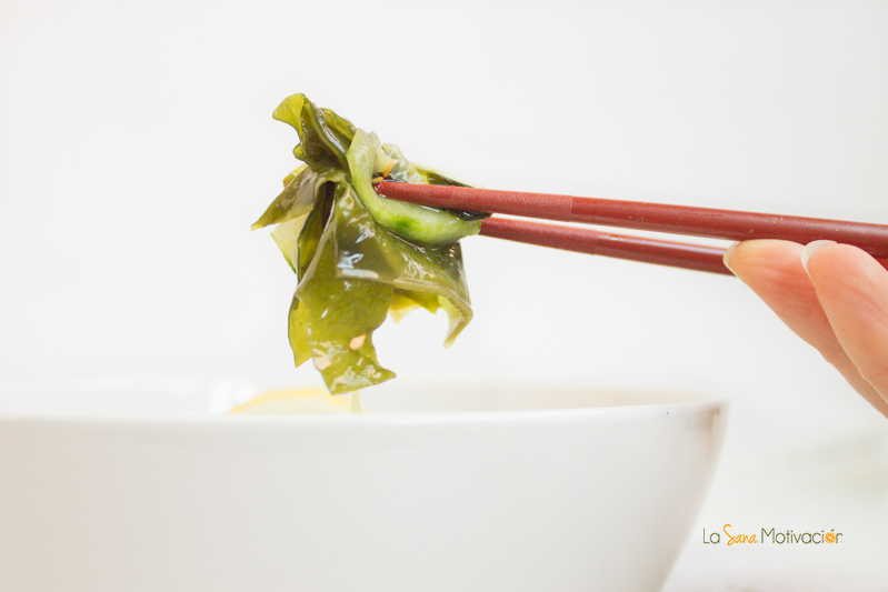 Ensalada japonesa de pepino y algas sunomono