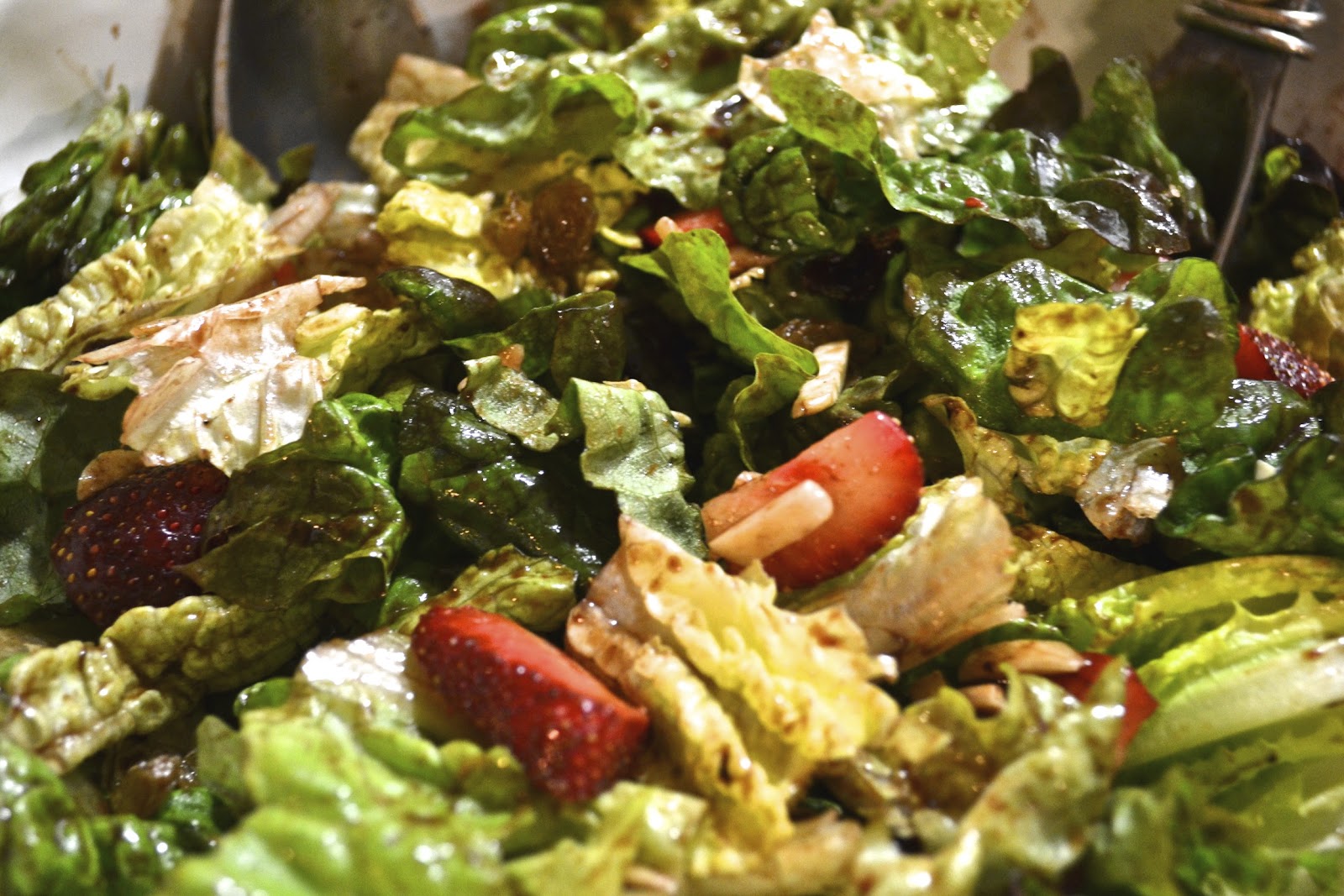 "Pointless" Meals Mixed Greens with Strawberries and Chocolate