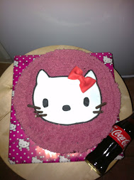 tarta kitty con césped rosa