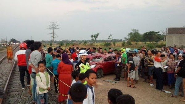 Mobil Tertabrak Kereta Api di Jombang, Seorang Guru dan Tiga Pelajar Tewas
