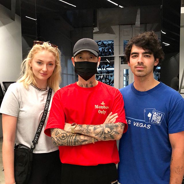 Joe Jonas y Sophie Turner se realizan tatuajes similares