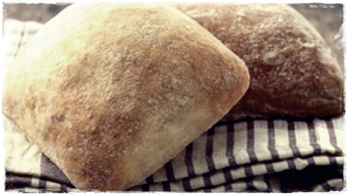 Ciabatta é um tipo de pão oriundo da Itália que possui esse nome porque apresenta um formato achatado, em virtude da alta porcentagem de umidade na massa. Ciabatta (chinelo em italiano) seria, então, uma referência a essa forma de chinelo. É um pão branquinho, muito rico em sabor, com alvéolos grandes, muito gostoso, apropriado para os mais variados tipos de sanduíches.