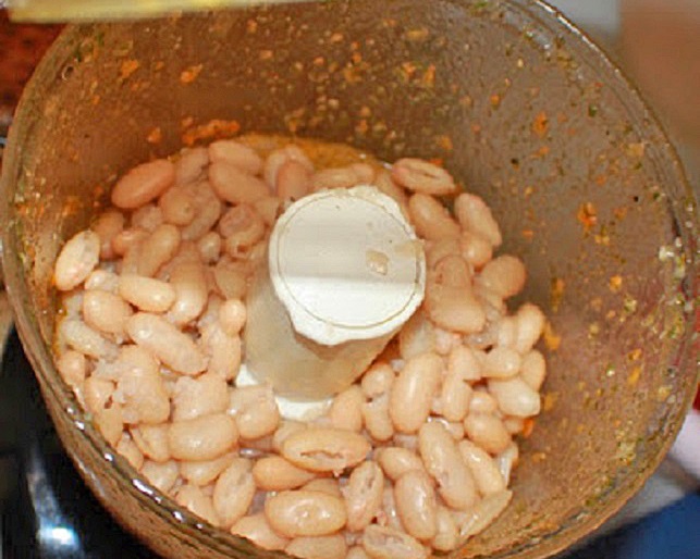 this is a food processor with white beans for making dip