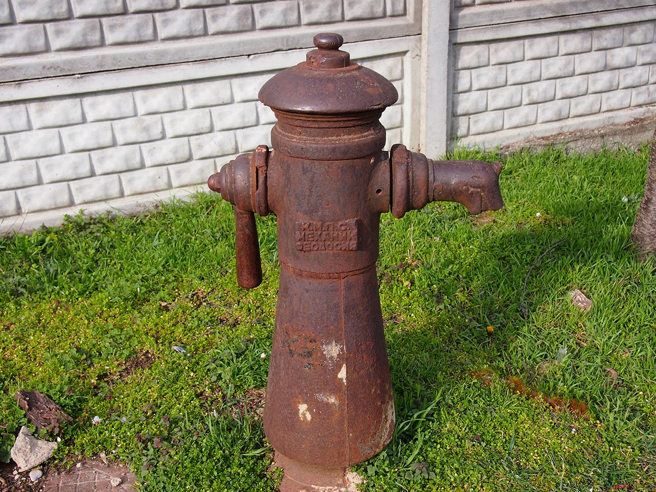 колонка водяная. колонка для воды ссср. старинная водяная колонка. водоразборная колонка robers b 8550. колонка садовая водоразборная из чугуна sp1845.