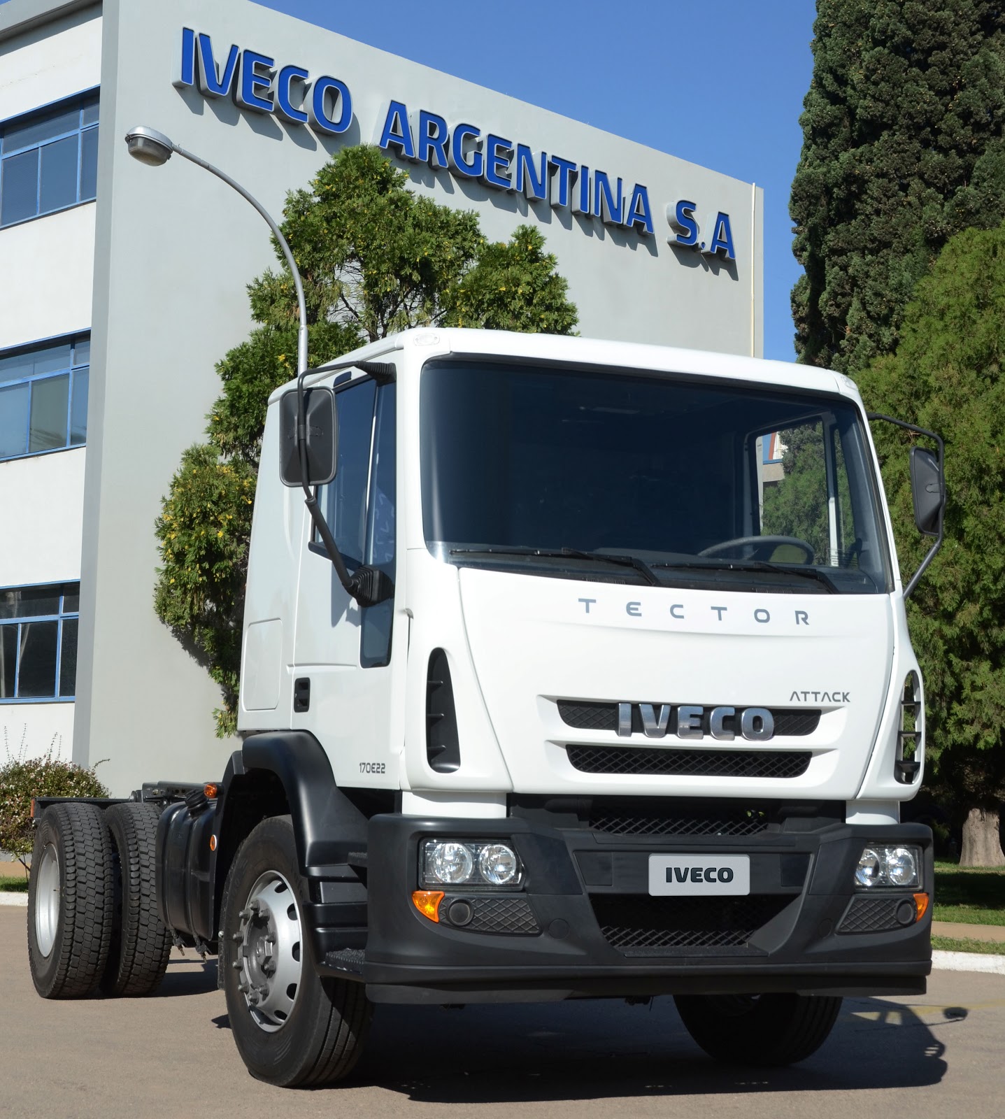 Novo Logística blog Iveco lanza en Argentina el nuevo Tector Attack jpg (1437x1600)